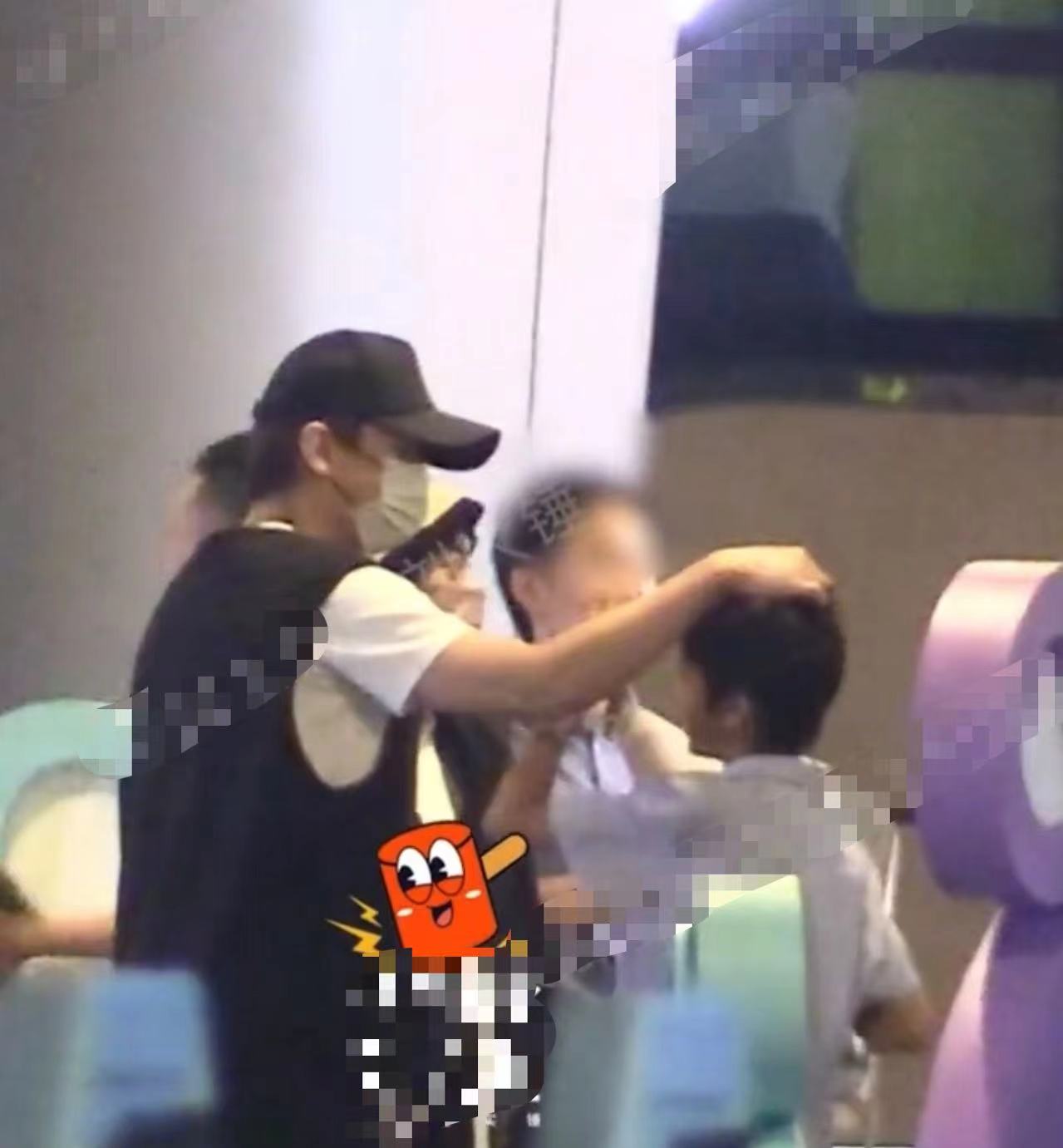 孙俪|邓超携妻儿看女儿演出！孙俪拎万元包衣着宽松，11岁儿子身高猛长