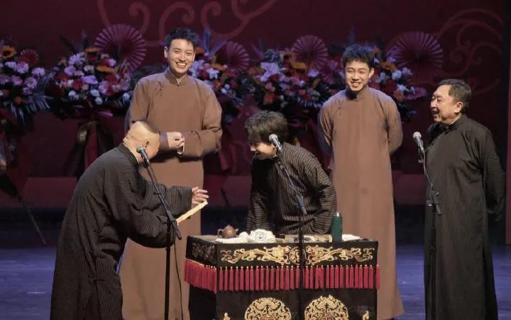 郭麒麟|郭麒麟助阵郭德纲专场,为何上台就宣布: 决定退出相声舞台?