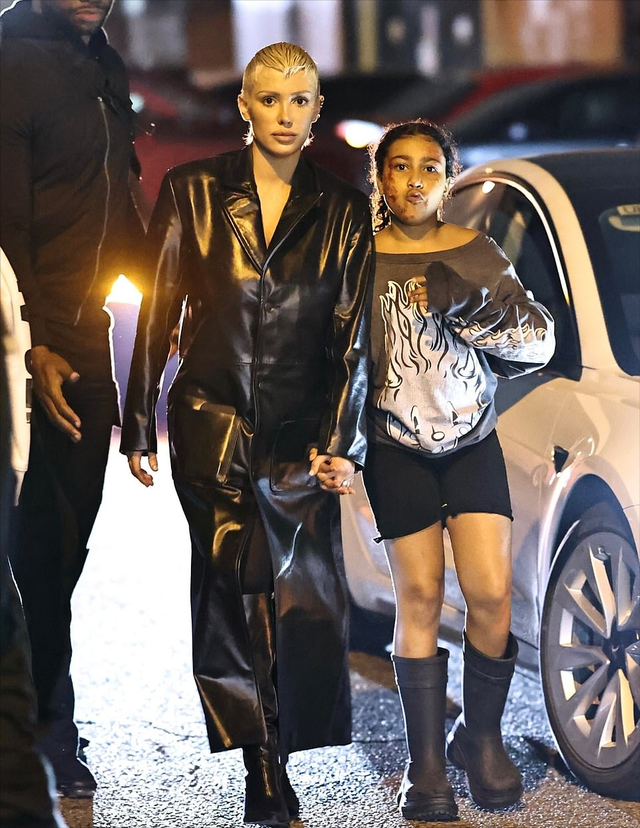 |金卡戴珊女儿10岁生日派对!全部穿粉色睡衣亮相,坎爷忙着秀恩爱