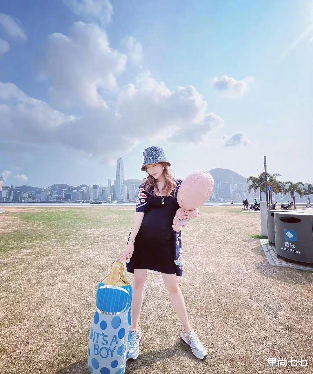 李念|李念怀三胎变憔悴,挺7月孕肚现身阔太聚会,戴10万手链大方露富