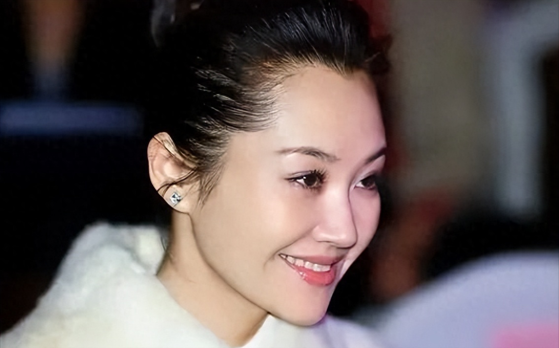 53岁许晴至今单身,当被问“如何解决生理问题”,她的回答太亮眼