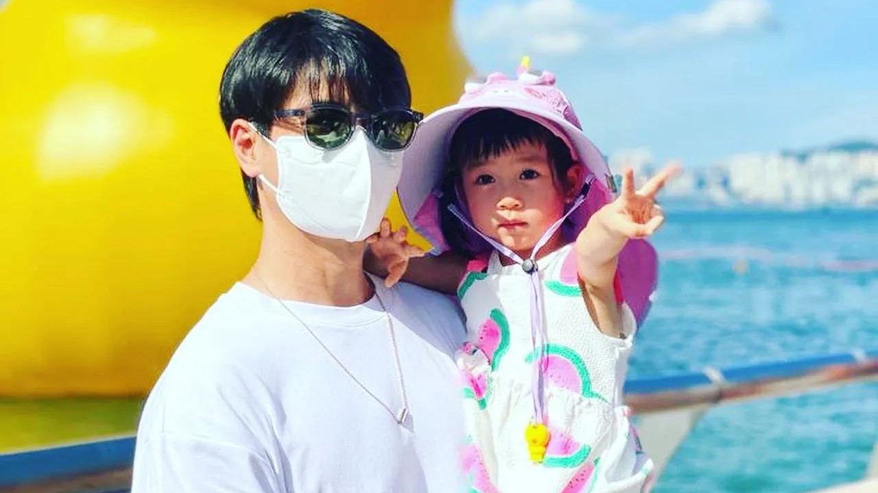 杨怡|杨怡夫妇带娃去看小黄鸭，直言爸妈不易做，3岁女儿小珍珠好漂亮