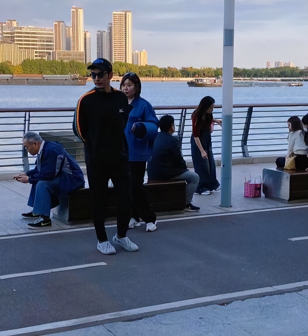 《爱情公寓》陆展博妻子正面照曝光，网友：酷似马伊琍