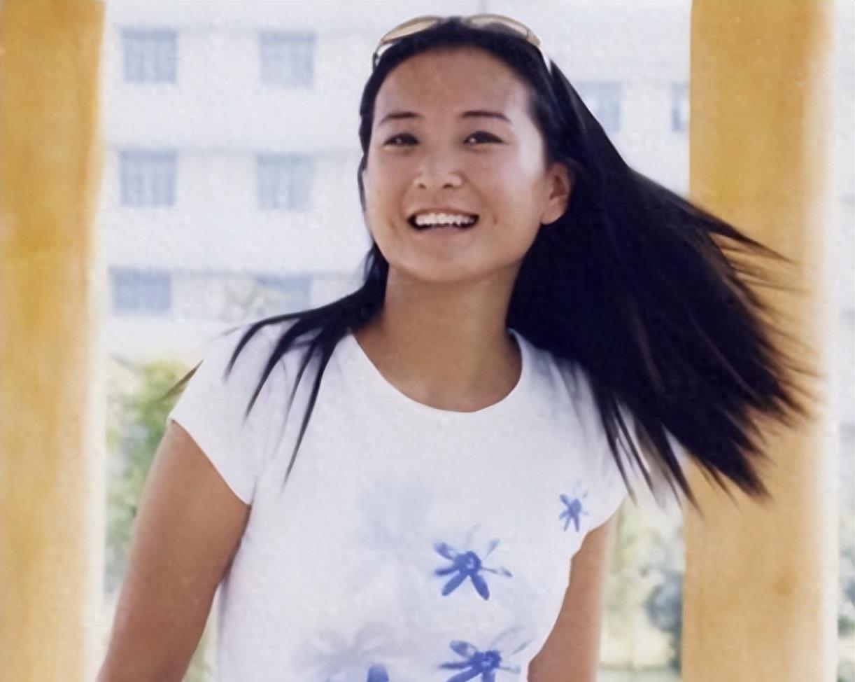 41岁的贾玲暴瘦50多斤脱胎换骨,漂亮到认不出,与张小斐故地重游