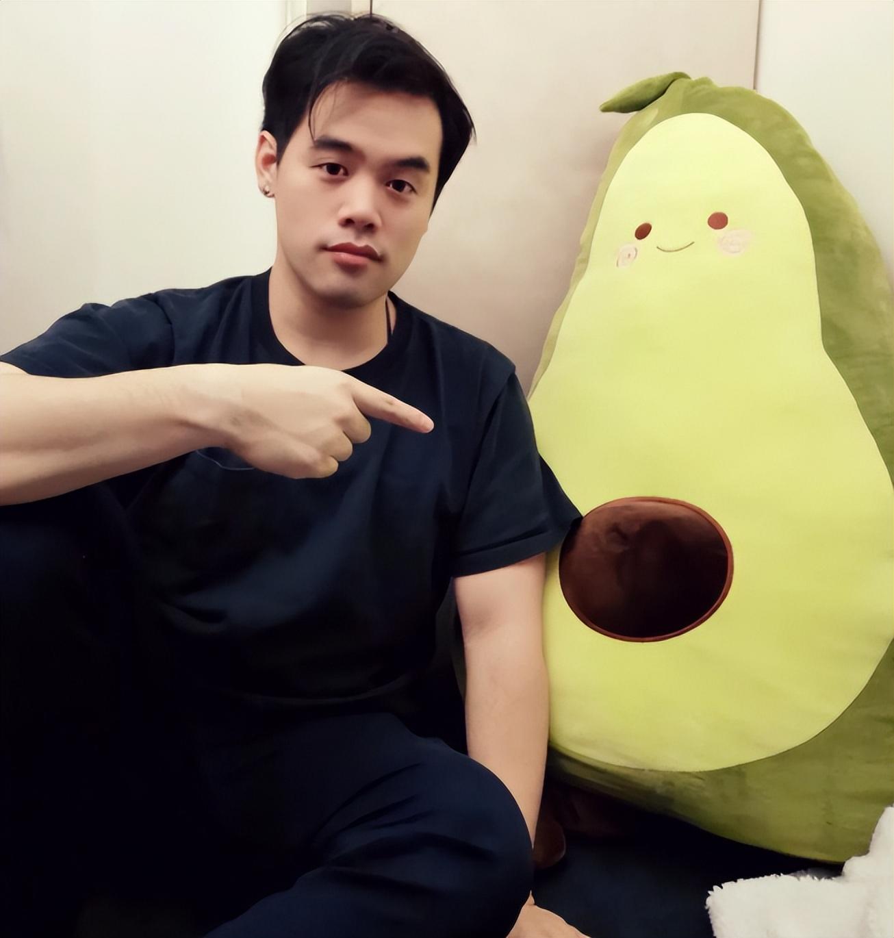 |钟镇涛33岁儿子罕见现身!或将继承数亿财产,4个妹妹终将嫁人