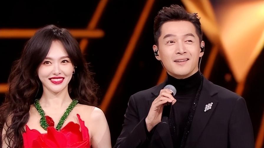 唐嫣穿中国红长裙跟胡歌跨年合唱美到无法言喻,胡歌不怕罗晋吃醋吗?