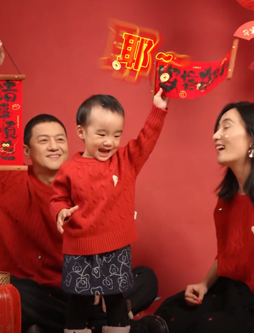 李亚鹏晒全家福拜年,2岁李夏近状曝光个头很高,17岁李嫣未露面