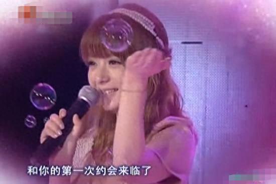 57岁郭富城于安徽现身：拜见59岁岳父弯腰敬酒，与岳母亲戚开心聚餐