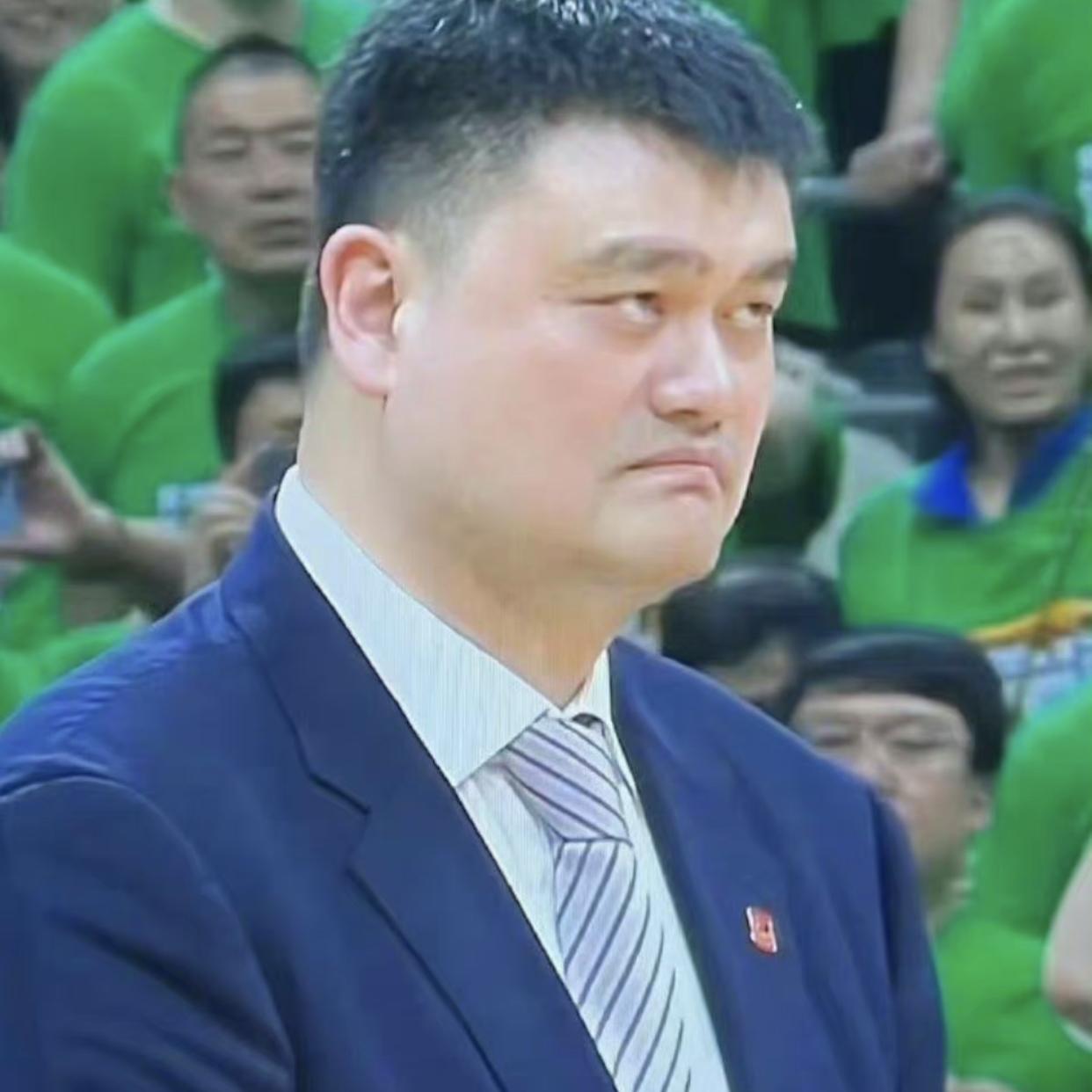 65岁赵本山宴请辽宁男篮主帅杨鸣,穿四百元潮牌卫衣,疑未请姚明