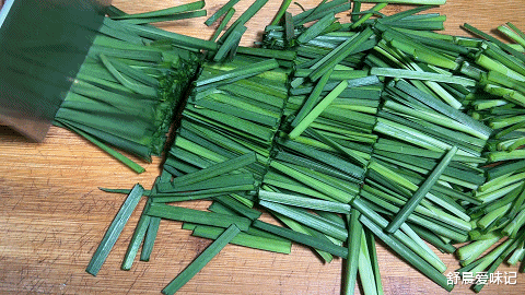 三文鱼|一把韭菜,俩鸡蛋,不用炒这样做,咸香可口,清爽开胃,简单好做