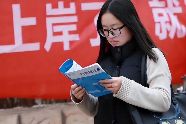 云浮|戴璐19岁的毕业照被曝光,在人群中很是显眼,果然,有颜值就是任性