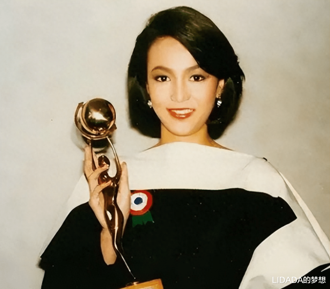 华人娱乐圈的“大姐大”近况曝光：66岁无儿无女，钱是最大安全感