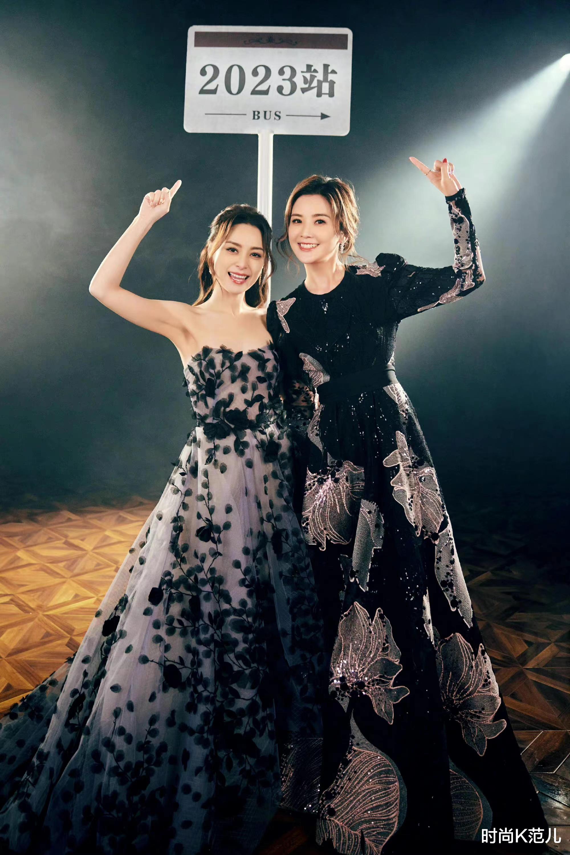 阿Sa|Twins合体亮相活动,阿Sa穿蕾丝裙温柔,阿娇穿抹胸裙气质!