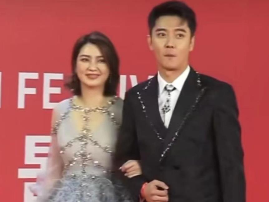 洪欣|洪欣儿子与张丹峰拍戏,被搂肩感情好,不介意继父跟毕滢继续合作