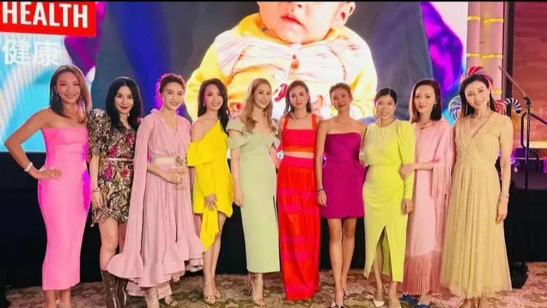 黎姿超贴心，不忍汪圆圆汪诗诗受冷落，上前求合影，徐子淇没照顾