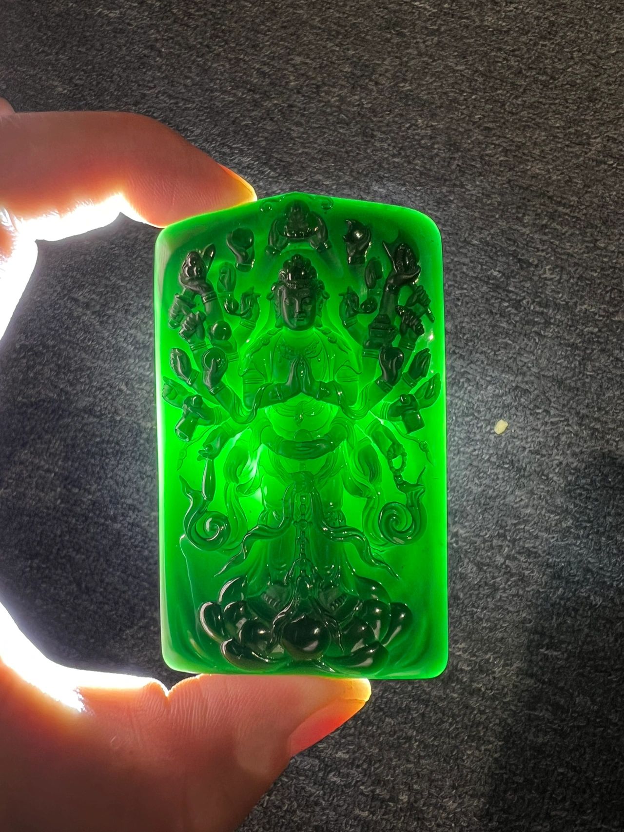 翡翠雕刻不简单，懂得欣赏最重要！翡翠回收平台哪个好？