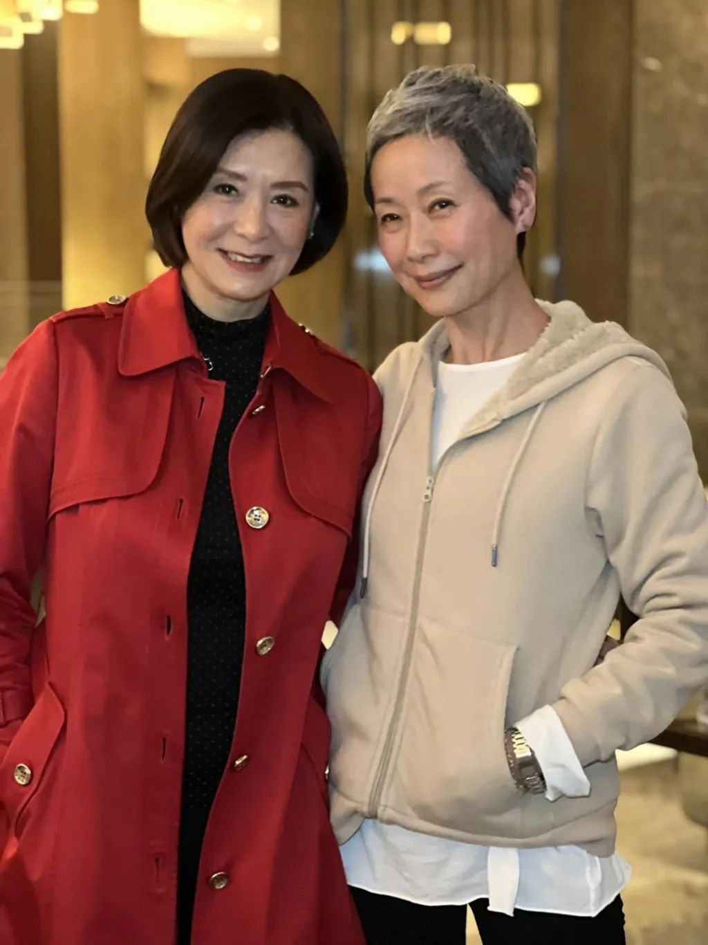 60岁香港影后低调现身足球赛难掩满头白发！