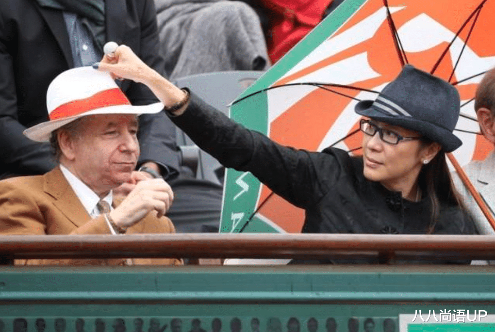 杨紫琼晒全家福!穿粉睡衣好嫩,77岁让托德却深情望着84岁丈母娘