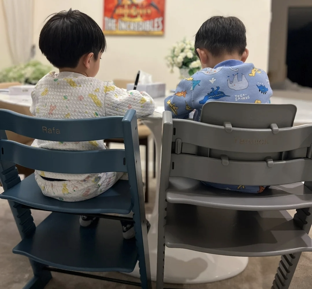 |陈凯琳晒幸福日常,52岁郑嘉颖扮鬼脸逗2个月小儿子,三兄弟有爱同框