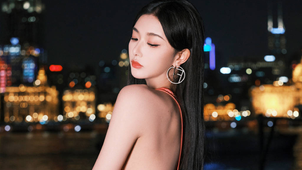 粉色|孔雪儿黄浦江边深夜拍摄时尚大片，穿粉色露背长裙，大秀S身材