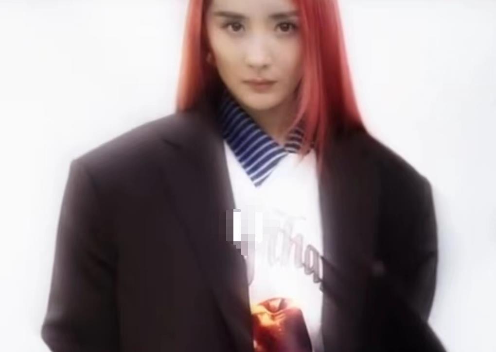 杨幂|36岁杨幂红发造型曝光，精修与未修图差距大，头发稀松还在强撑少女感