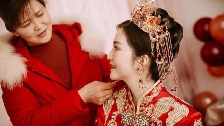 女员工入职7天给50位同事发请柬，没一人去参加，隔天她就辞职了