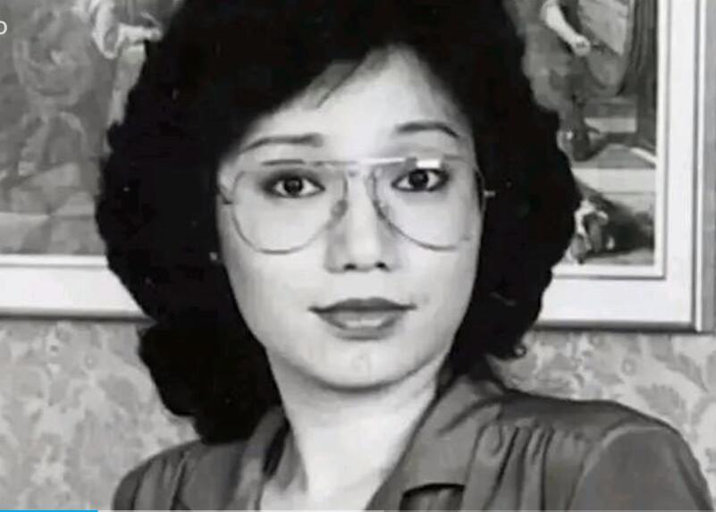 表面上是TVB万年女配，实际上是富家千金，坐着豪车进剧组吃盒饭