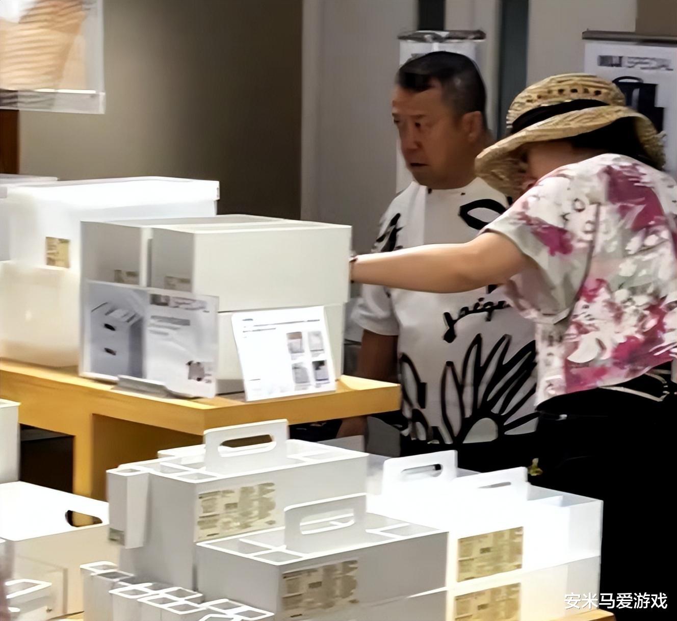 69岁曾志伟与好友遗孀旅游购物,两人出双入对9年,关系成谜