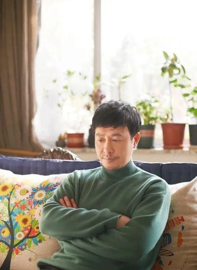 张颂文|张颂文独居14年“农家院”被曝！摆满废品满地落叶：这才是真面目