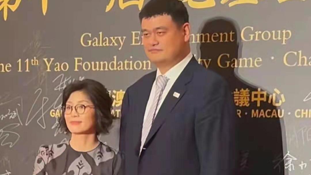 发型 43岁姚明与妻子叶莉同框，穿黑底花纹连衣裙，网友：换发型吧