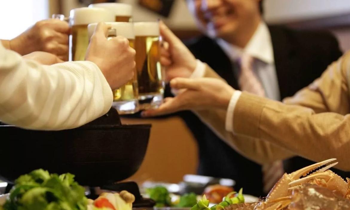 大学生|网传一老板设“酒量排行榜”,员工不喝就开除,网友却说有气氛