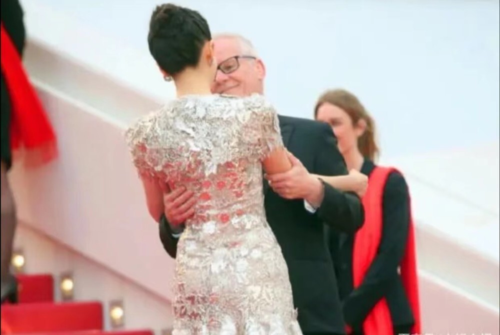 戛纳电影节|网红博主扎堆去戛纳并不奇怪,3万块就能走红毯