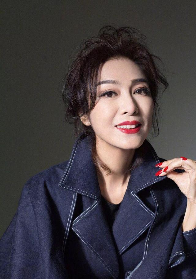 一生未婚未育，67岁沦落酒楼卖唱？成龙苦追8年，邓丽君横刀夺爱