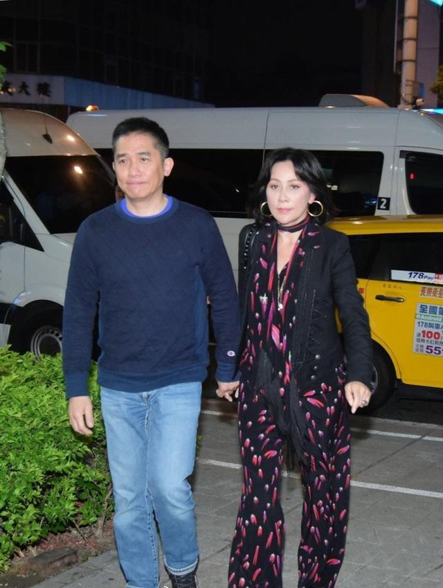 刘嘉玲 网友晒梁朝伟夫妻合影,他社恐脚指头上翻,刘嘉玲素颜彻底认不出