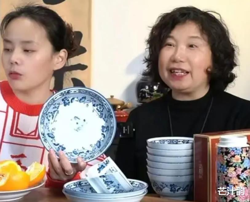 杜新枝与儿媳熊磊同框带货，感慨亲情比金钱重要，直播间热议不断