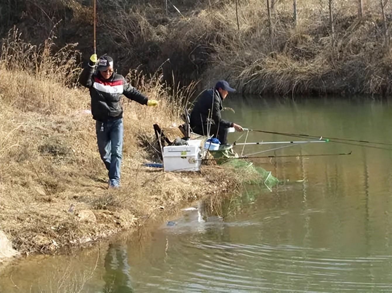 冬季钓鱼，千万别再选桦尖做钓位，相反选择湾子却是明智之举