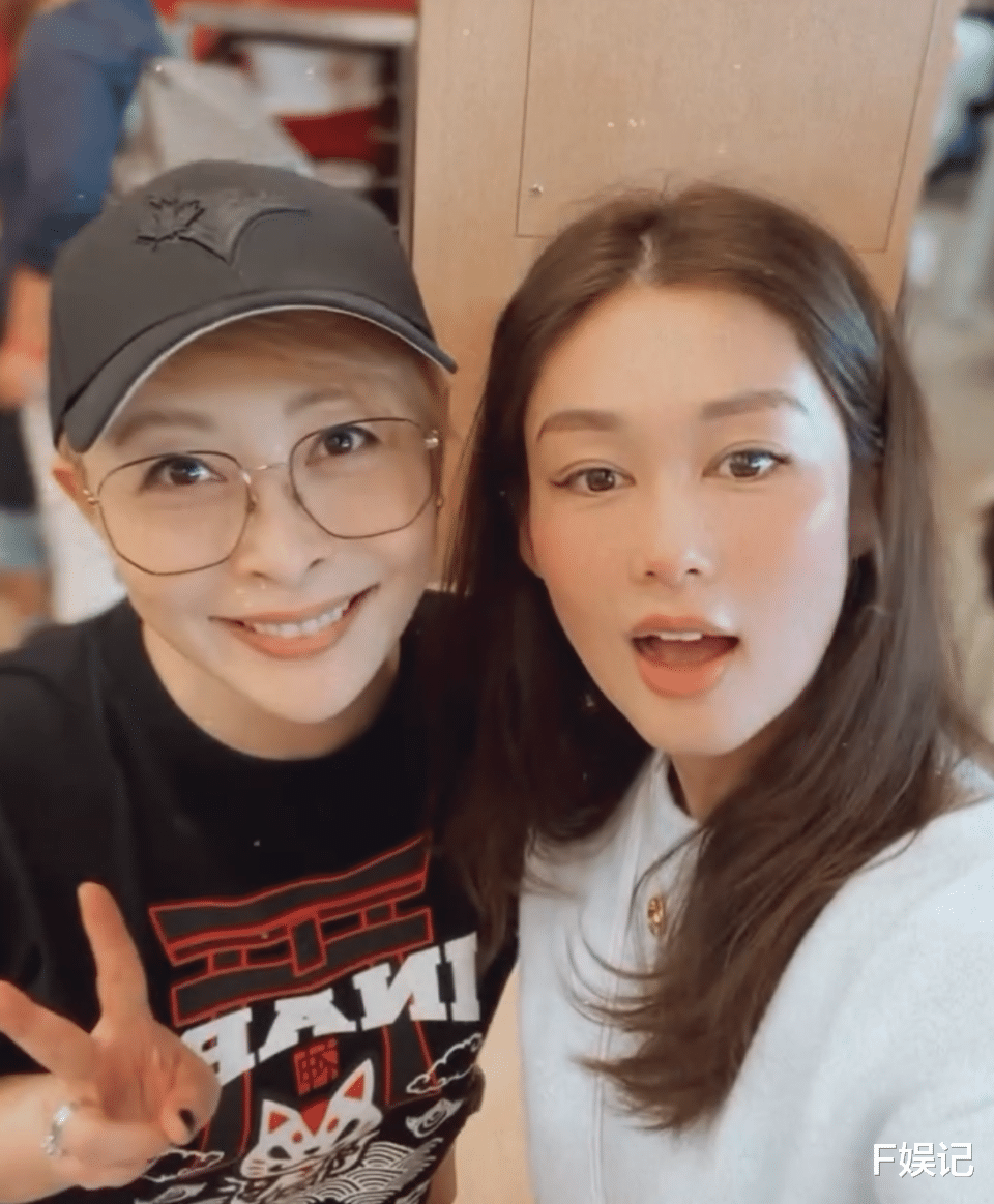 岑丽香和汤盈盈参加孩子学校活动难得碰见开心合影