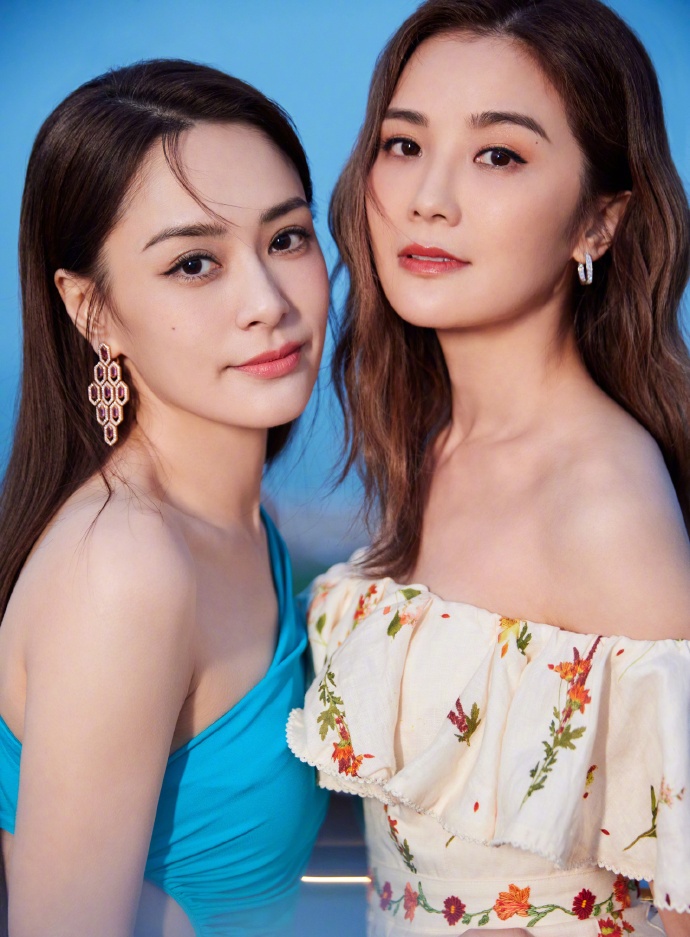 写真|Twins晒写真,阿娇穿蓝色露腰长裙,阿sa穿露肩长裙,同样都娇俏美丽