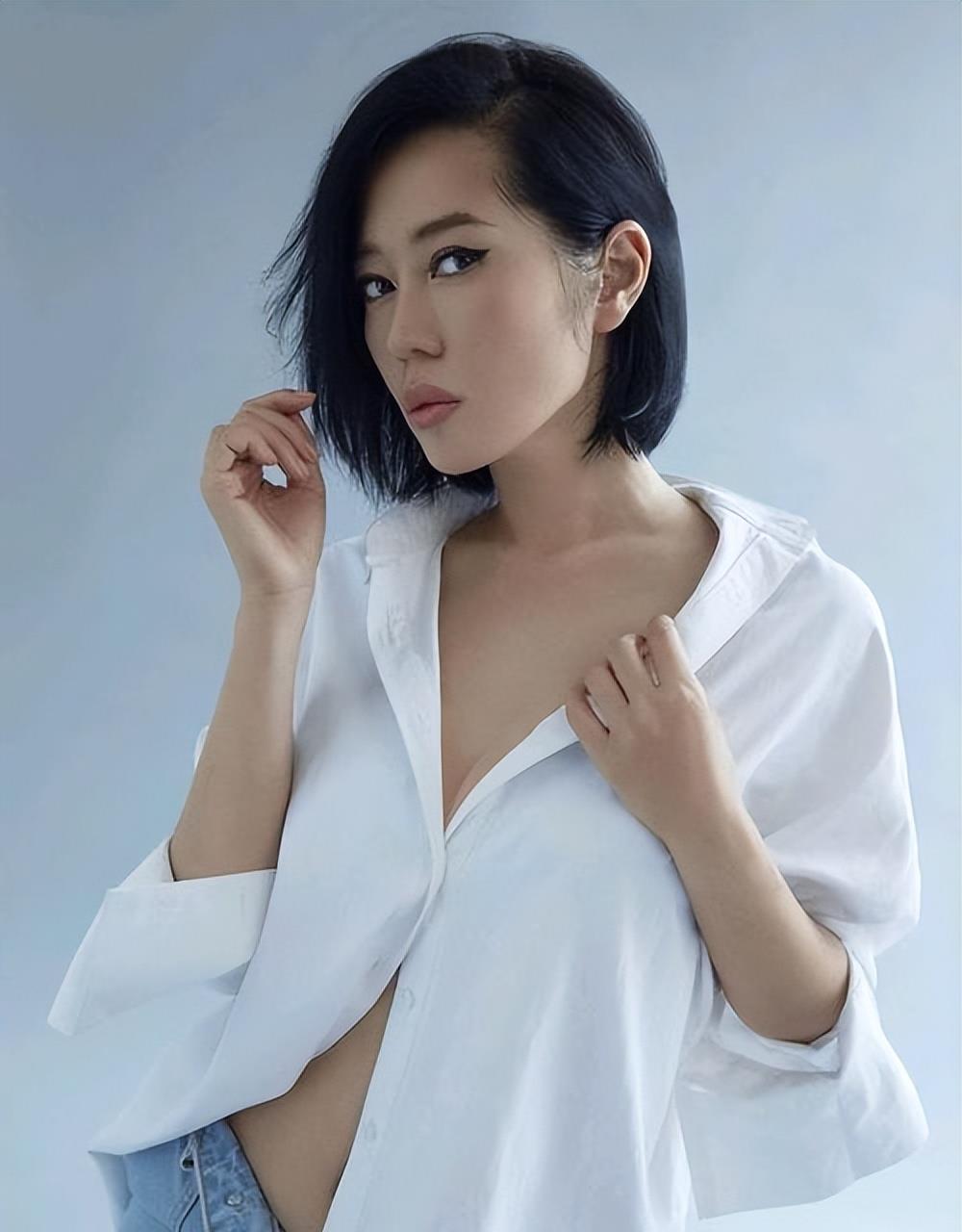 影帝黄渤都佩服她演技，与导演相恋12年惨遭抛弃，今47岁身价高达40亿