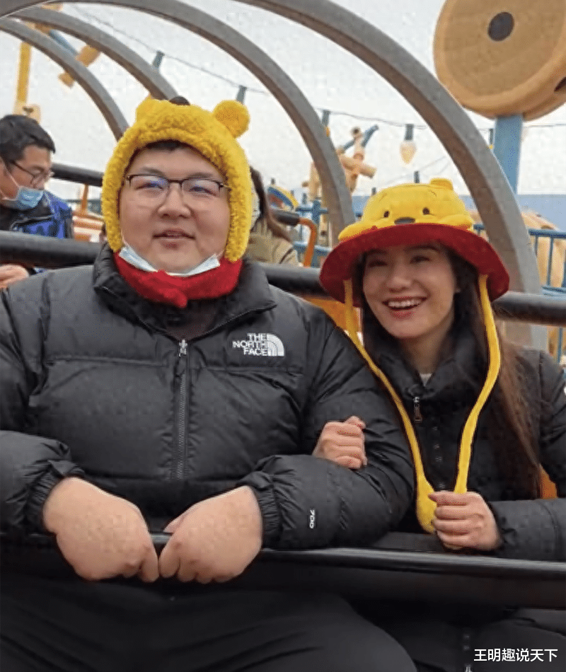 一周掉粉100w,贱卖妻子化妆品,豪车仅卖7000,起底猴哥的翻车路