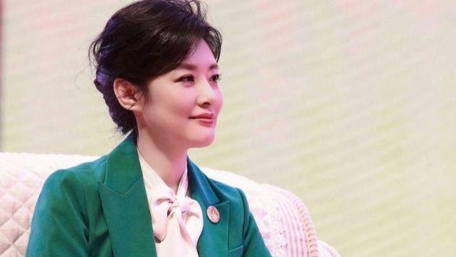 周涛|周涛主持2024百花迎春晚会，网友：希望她能主持今年的央视春晚