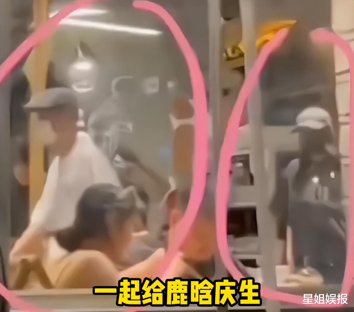 关晓彤她超爱!鹿晗巡演几乎每站都在,还穿情侣装在重庆路边吃面