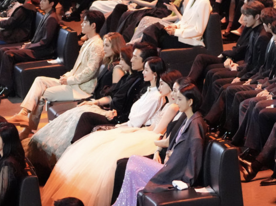 胡歌|微博之夜经典名场面超全汇总！胡歌刘亦菲获King和Queen惹网友不满