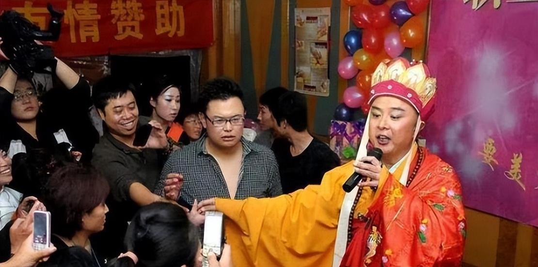 张晨光|过气老艺人的窘况：直播磕头、县城走穴、晚节不保，体面退场太难