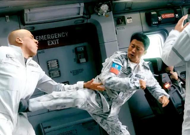 流浪地球2|逆袭春节档冠军，干趴好莱坞大片，《流浪地球2》凭啥这么横？