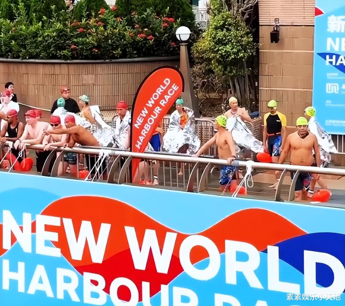 霍启刚郑志刚为新世界维港泳站台,两位千亿公子坐游艇为赛事助阵