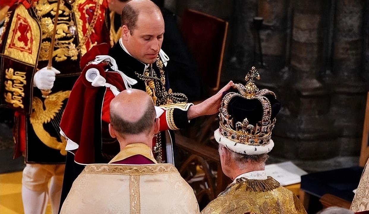 |夏洛特公主绝了!8岁小姑娘眼神老练凌厉,恍如伊丽莎白女王再现