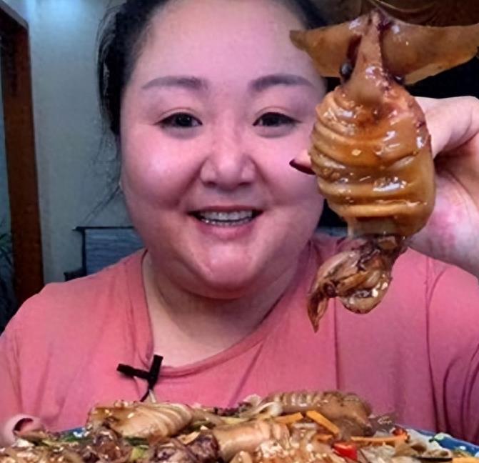 2亿身价吃播网红胖姐，得脑溢血，留下遗嘱：所有的资产给现任老公