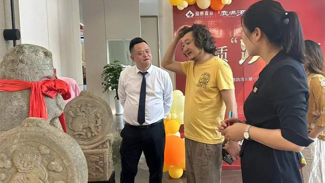 王大治|王大治携妻女现身！女儿抱着爸爸的腿撒娇，妻子近照被嘲不如董洁