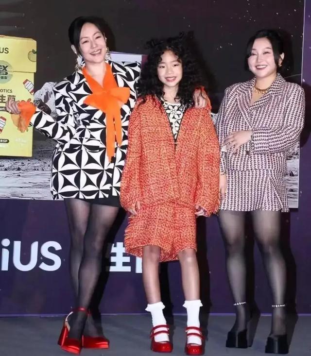 蒋欣 小S带许老三出道，女儿从头到脚比妈妈还老气，才10岁就留卷发！